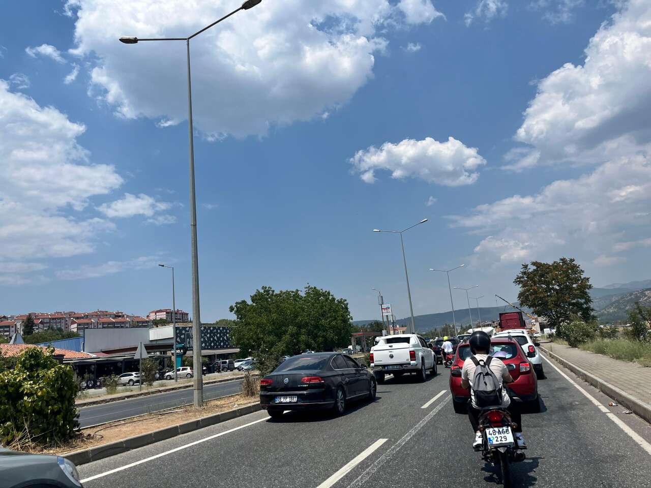 Menteşe’de Trafik Felç Oldu: Hastane Güzergâhında Uzun Araç Kuyrukları Oluştu 1
